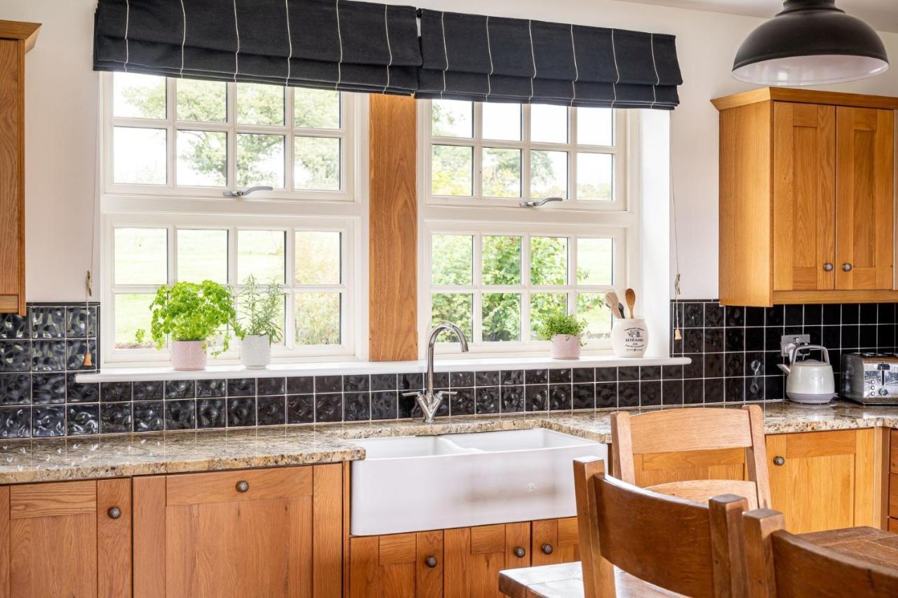 Tinkers Folly Villa Харогейт Екстериор снимка